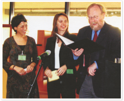 2006: Wolfgang Thierse übergibt die Anerkennungsurkunde der Klax Grundschule