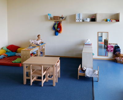 Mit modernen Räumen und anregenden Materialien schaffen wir das ideale Spiel- und Lernumfeld für Kinder.